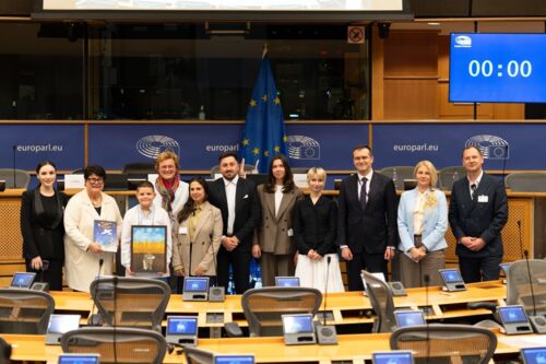 Sabine Verheyen und Monika Hohlmeier in einer Gruppe mit Gästen im Europäischen Parlament