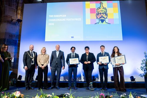 Sabine Verheyen steht gemeinsam mit den Preisträgern des Europäischen Jugendkarlspreises 2026 auf der Bühne